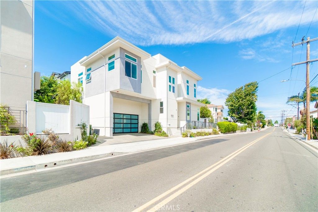 Photo of 1303 Harkness Ln, Redondo Beach, CA 90278 (MLS # SB25216725)