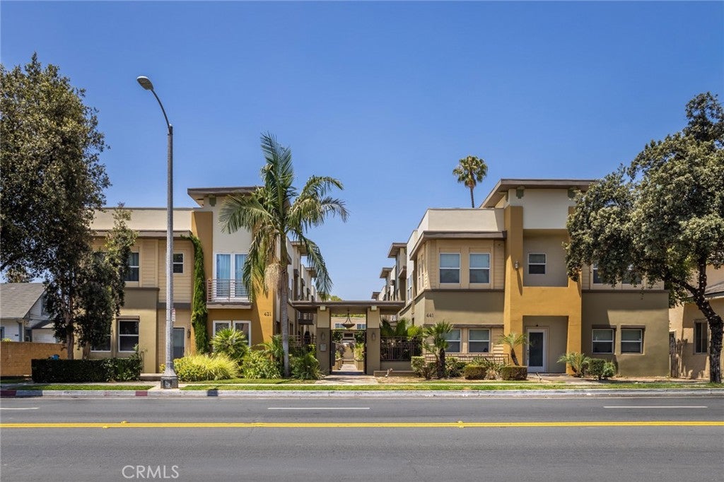431 N Los Robles Avenue