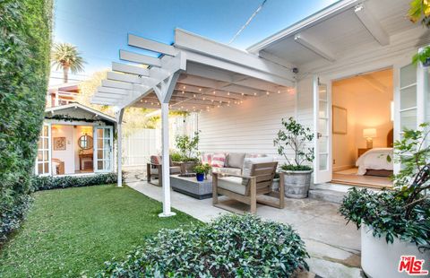 Photo of 739 Superba Avenue, Venice, CA 90291 (MLS # 26632593)