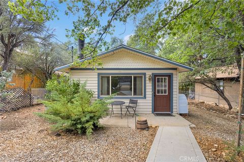 Photo of 412 San Bernardino Avenue, Sugarloaf, CA 92386 (MLS # HD25191616)
