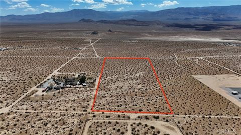 Photo of 709 East End Road, Lucerne Valley, CA 92356 (MLS # HD26057618)