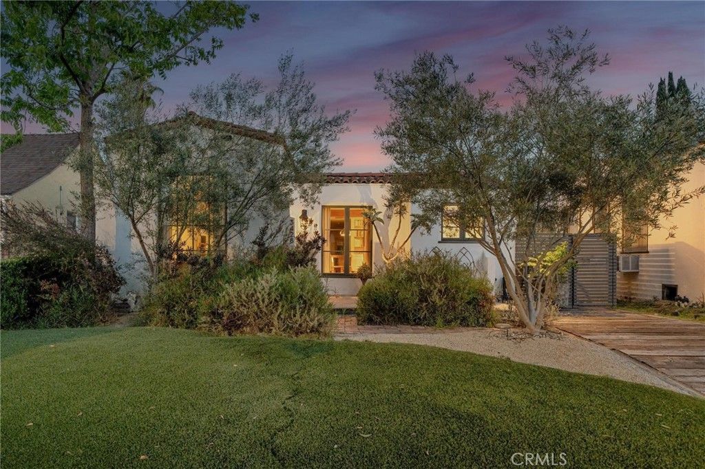 Photo of 3428 Gardenside Ln, Los Angeles, CA 90039 (MLS # SR26082709)