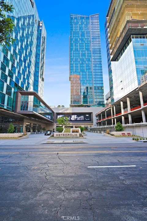 Photo of 889 S Francisco St St #2101, Los Angeles, CA 90017 (MLS # WS26047303)