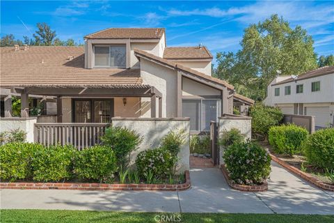 Photo of 25788 Vista Fairways Dr, Valencia, CA 91355 (MLS # SR26056257)