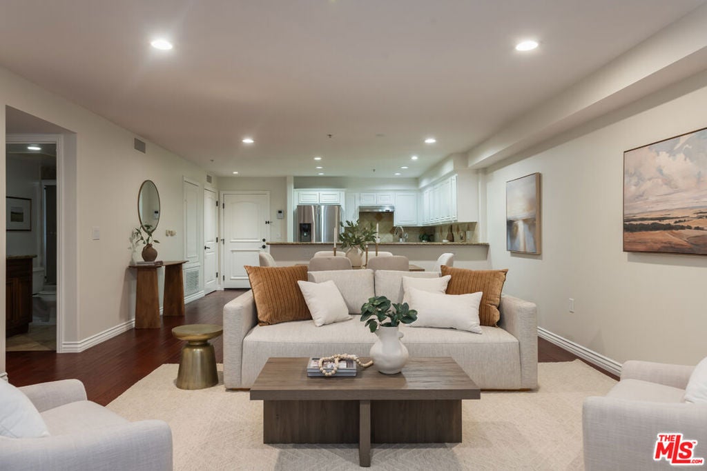 4733 Elmwood Avenue 102