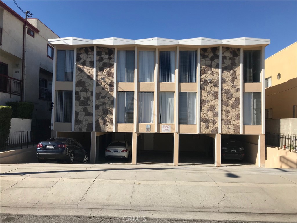 ** ONE MONTH FREE RENT ** Fully remodeled kitchen and downstairs unit 1 bed/1 bath apartment located in Glendale. The kitchen comes with an over-the-range microwave, stove & oven. Lovely laminated wood flooring throughout the unit. Freshly painted walls throughout. Recess lightings in both living room & bedroom. Window air-conditioning AC and wall heater included. 1 assigned covered carport parking. There is also a shared laundry room on-site for tenants' convenience. Great location close to the I-134 freeway, Glendale Galleria, Americana at Brand, Trader Joe's, and other shops and restaurants in downtown Glendale.