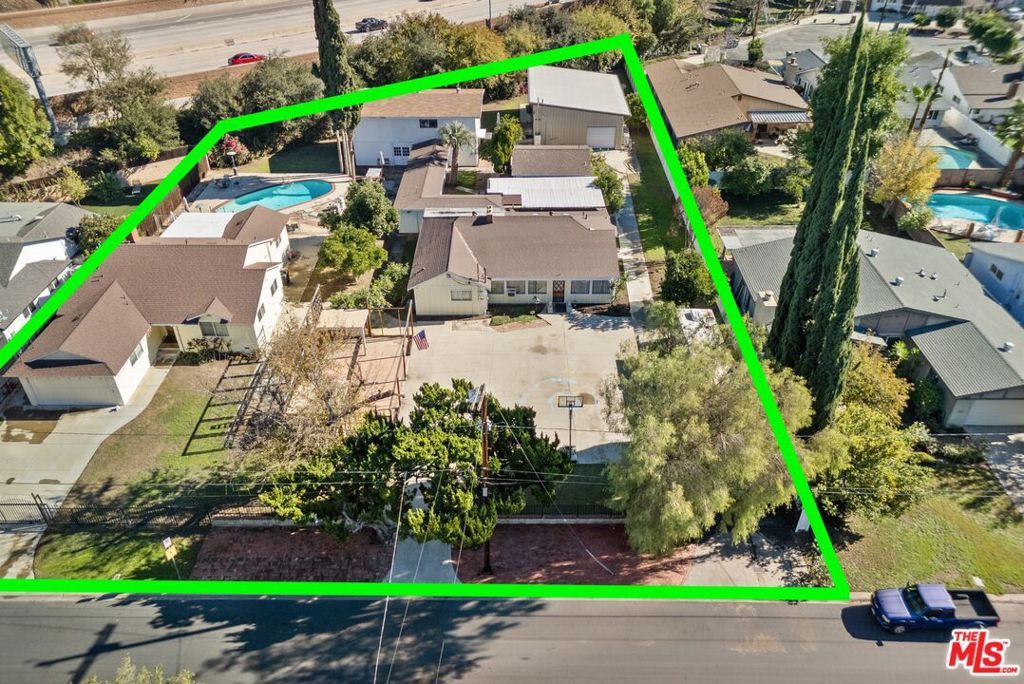 Photo of 5708 Gentry Avenue, Valley Village, CA 91607 (MLS # 26664489)