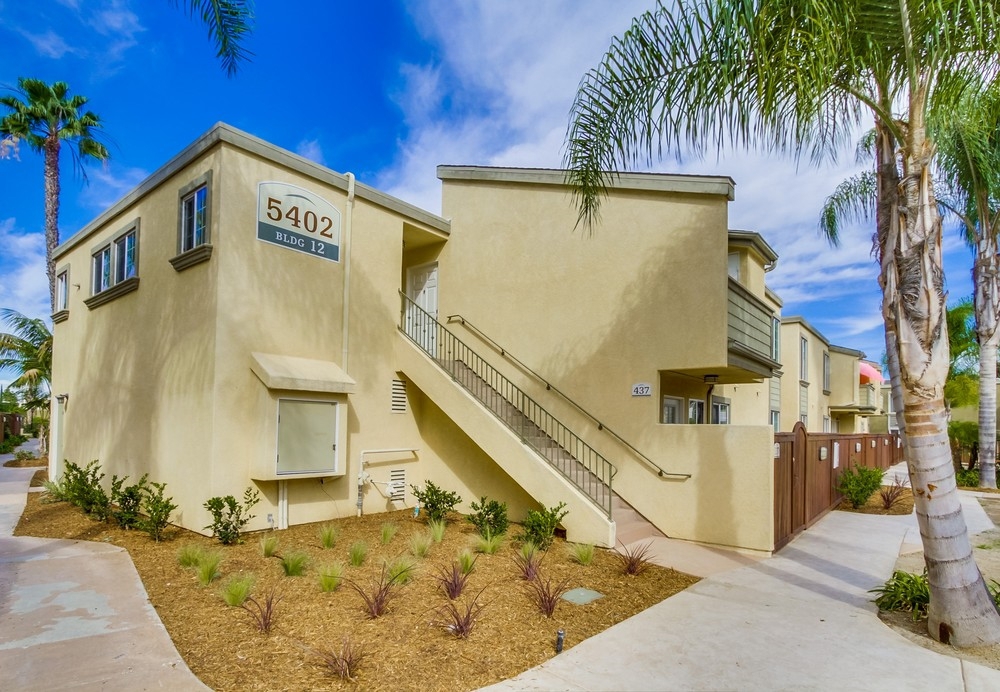 Beautiful end unit in desirable location close & convenient to shopping, freeways & the beach. Gated community-Open floor plan w/ lots of light. Fresh and clean- brand new carpet just installed with newer upgraded kitchen including wood cabinetry & granite counters, SS appliances-refrigerator, dishwasher & built in micro. Stackable W/D in unit! New AC units! HUGE bonus room not included in square footage!! Paradise tropical oasis-like grounds w/ palm trees, 3 pools, spa, workout room & BBQs. Don't miss! Neighborhoods: Clairemont Complex Features: ,,,,,,,, Equipment: Dryer,Pool/Spa/Equipment, Range/Oven, Washer Other Fees: 0 Sewer: Sewer Connected Topography: LL