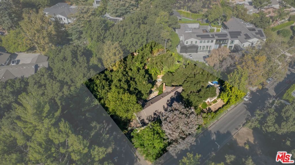 Photo of 16055 Woodvale Road, Encino, CA 91436 (MLS # 26644117)