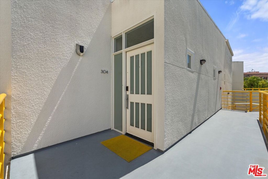Photo of 3002 3rd Street #304, Santa Monica, CA 90405 (MLS # 26698585)
