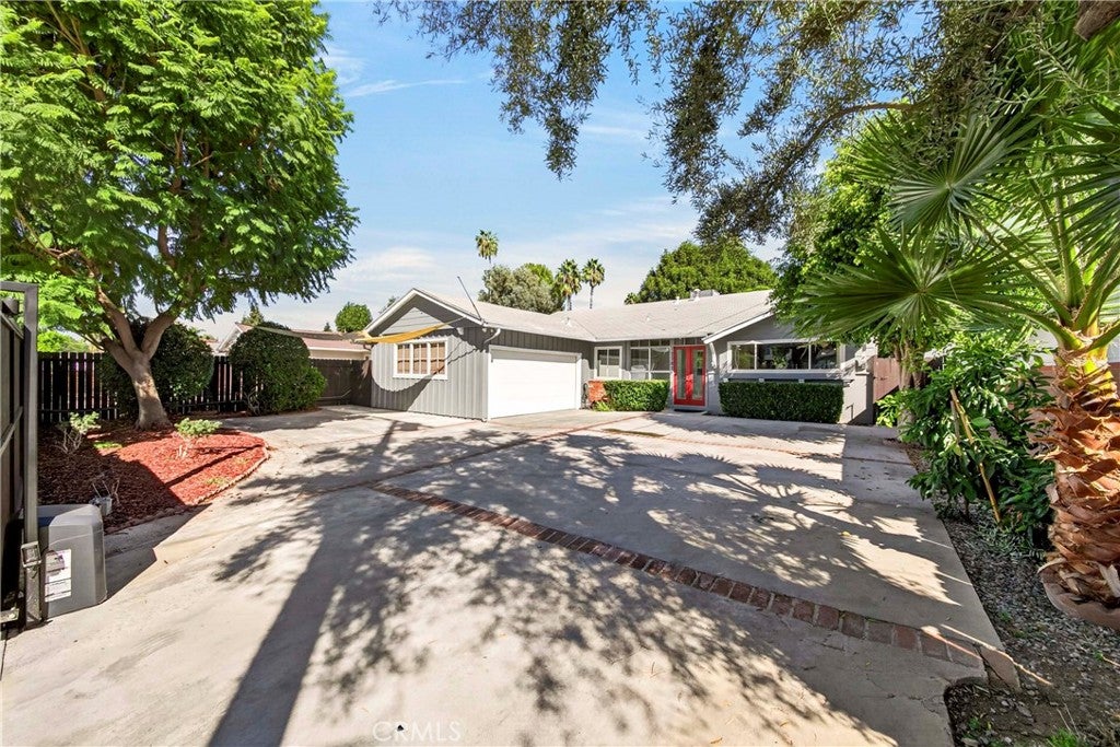 Photo of 22817 Burbank Boulevard, Woodland Hills, CA 91367 (MLS # SB26205441)