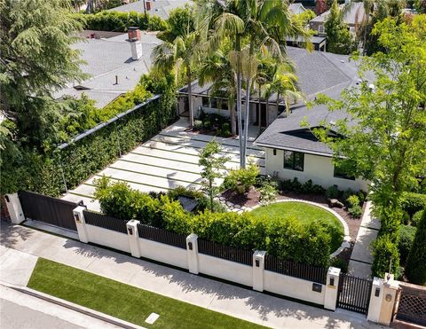 Photo of 13946 Chandler BLVD, Sherman Oaks, CA 91401 (MLS # CV26096142)