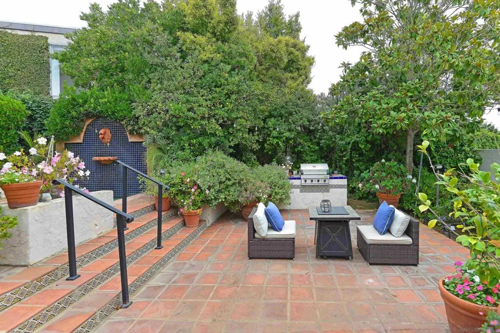 La Jolla, California 92037, United States, 5 Bedrooms Bedrooms, ,4 BathroomsBathrooms,Residential,Active,236164