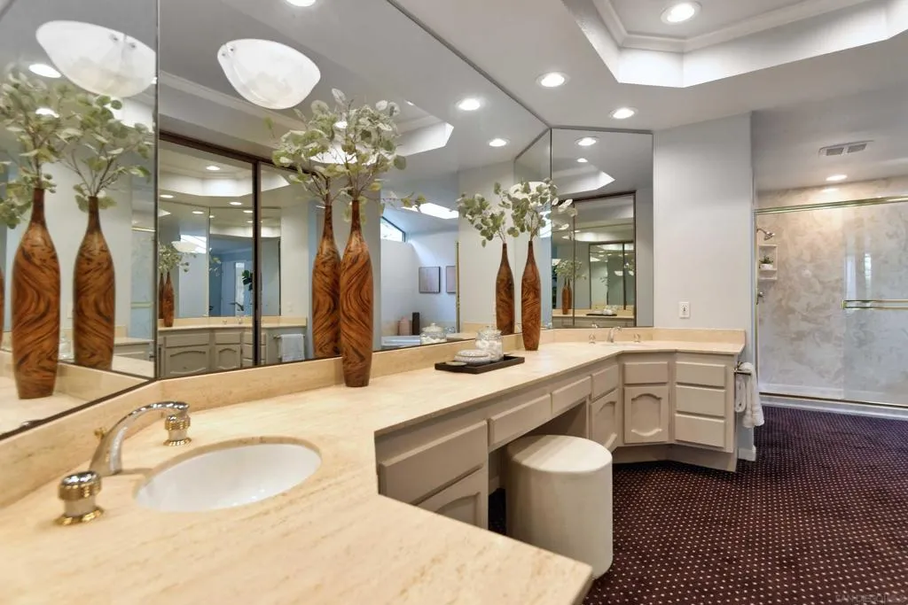 La Jolla, California 92037, United States, 5 Bedrooms Bedrooms, ,4 BathroomsBathrooms,Residential,Active,236164