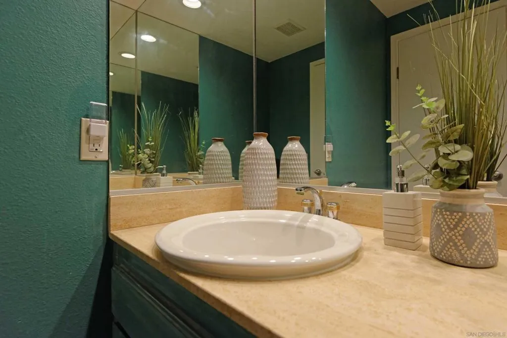 La Jolla, California 92037, United States, 5 Bedrooms Bedrooms, ,4 BathroomsBathrooms,Residential,Active,236164