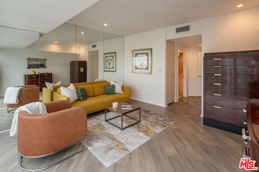 13600 Marina Pointe Drive 1611