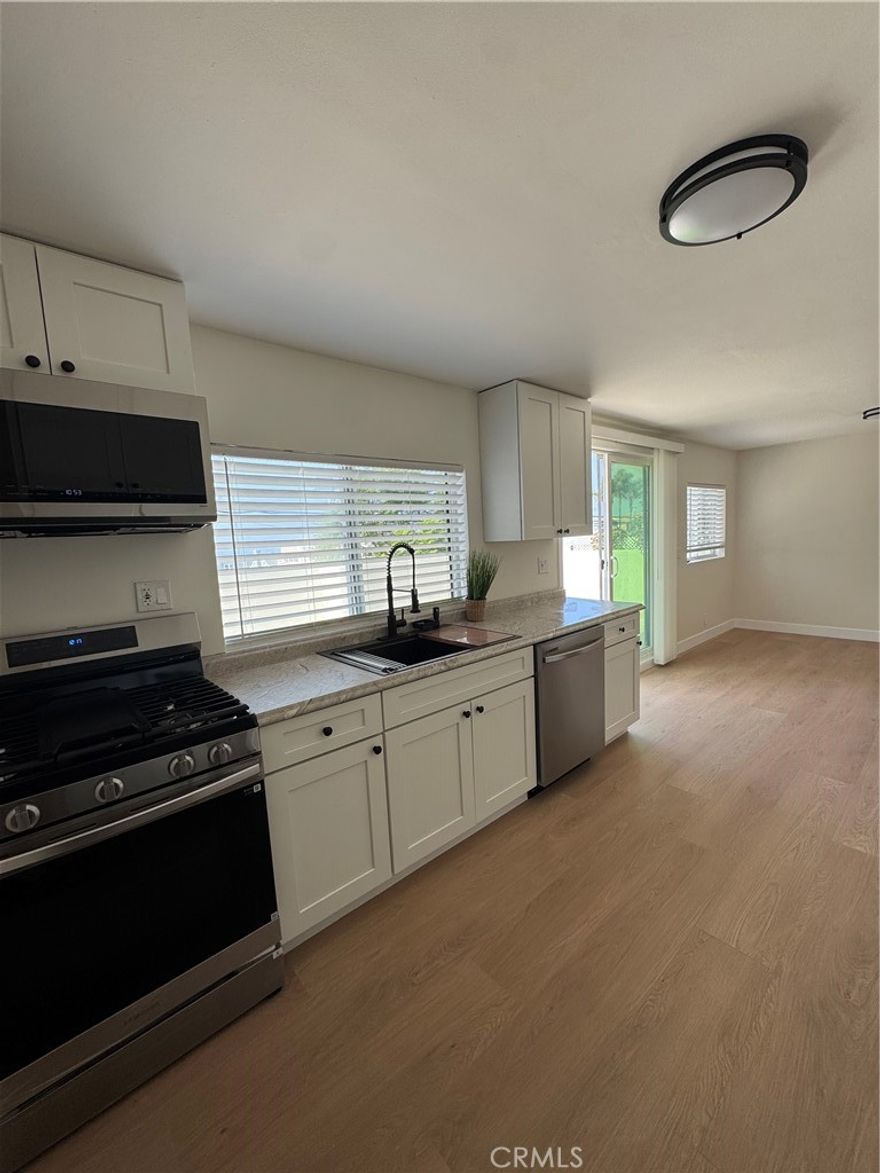 Live the Beach Life! ??

Just 1 mile from Pier Ave, this spacious 2-bed, 2-bath apartment has been fully remodeled — featuring ocean views, a stunning new kitchen with stainless steel appliances, brand-new hardwood floors, updated bathrooms, and a huge 350 sq ft deck to soak in the sunsets.

Located in the top-rated Hermosa Beach School District and steps from year-round biking, surfing, volleyball & more.

This is beach living at its best!