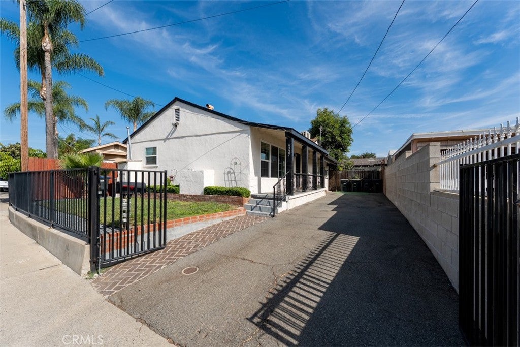 4327 E Philo