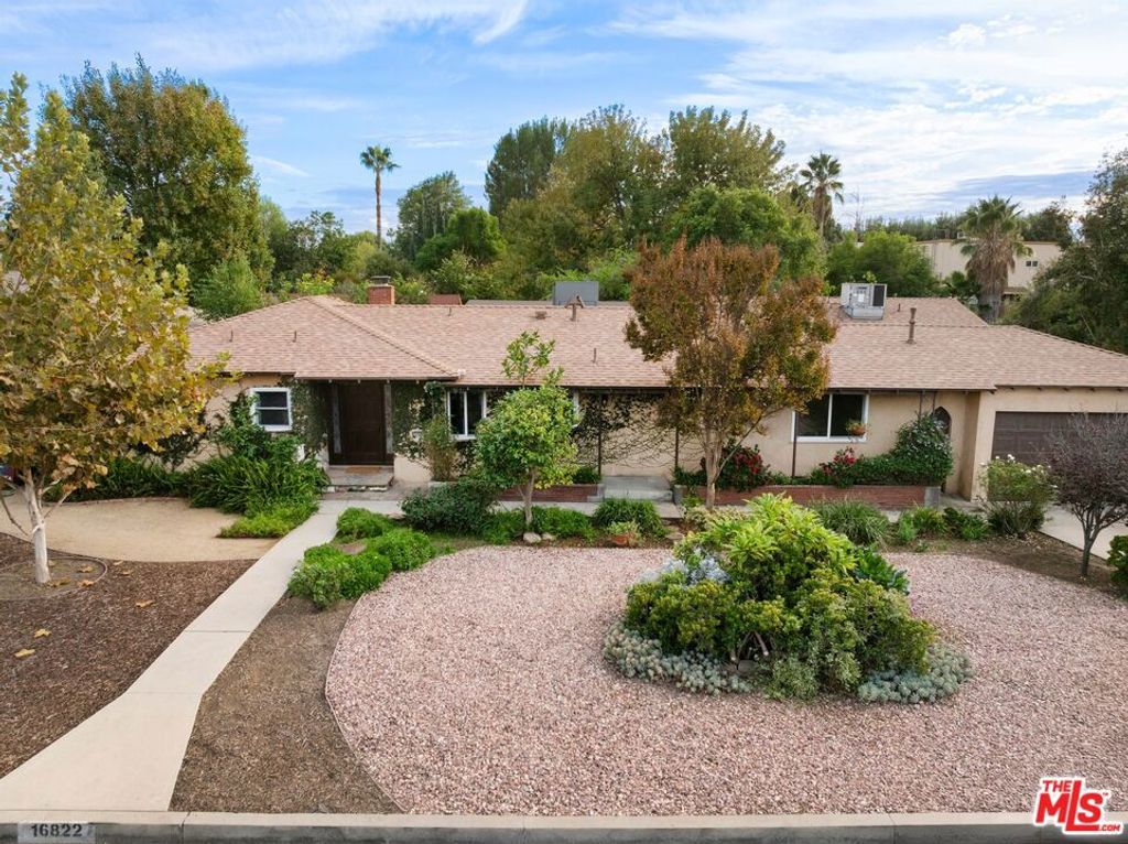 Photo of 16822 Valerio Street, Lake Balboa, CA 91406 (MLS # 25618647)