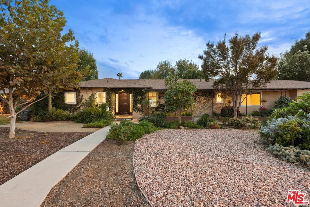 Photo of 16822 Valerio Street, Lake Balboa, CA 91406 (MLS # 25618647)