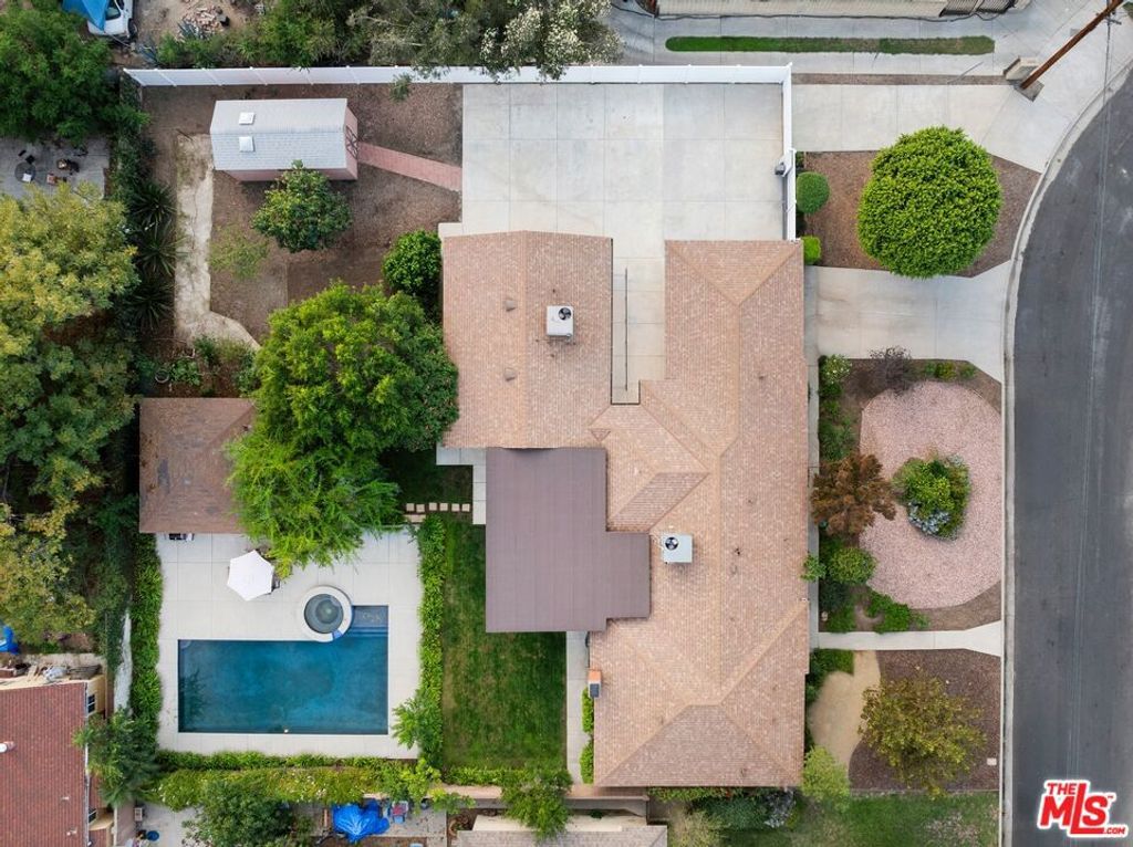 Photo of 16822 Valerio Street, Lake Balboa, CA 91406 (MLS # 25618647)