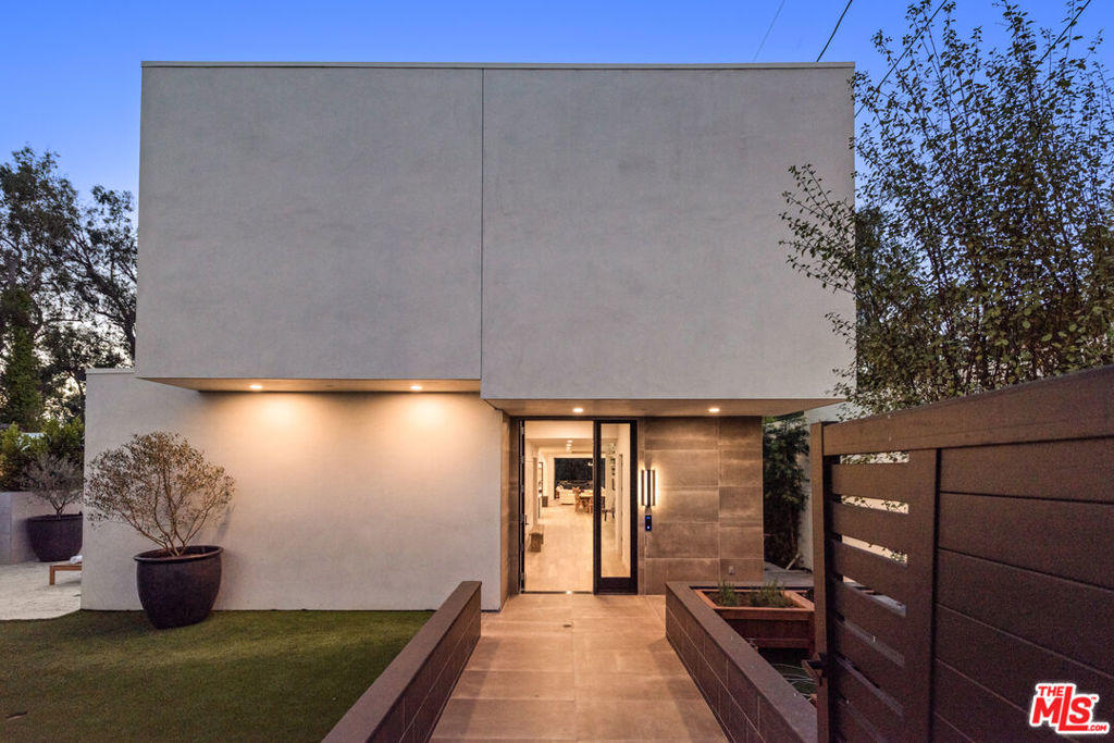 Properties 3 505 Barrington Avenue 100