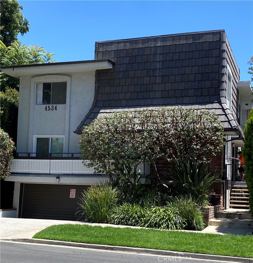 Rare opportunity to rent this Owner's Unit in a 7 unit building, 3 bedroom, 2 1/2 bath 2000 sq. ft. completely remodeled luxury townhome on a quiet tree lined residential street in prime Sherman Oaks. Townhome is within walking distance of the Village at Sherman Oaks, shops, restaurants, and entertainment on Ventura Blvd. It is also located 8 minutes from the tranquil Lake Balboa Recreation Center with 3 public golf courses, putting greens, driving ranges, lighted tennis courts, jogging/bike paths and boating on Lake Balboa. Easy access to 405, 101 & 134 freeways