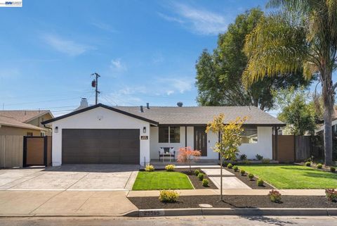 Photo of 25589 Belhaven St St, Hayward, CA 94545 (MLS # 41135910)