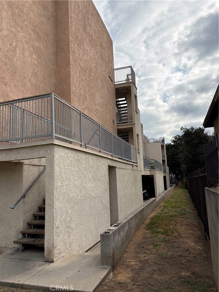 1095 N Raymond
