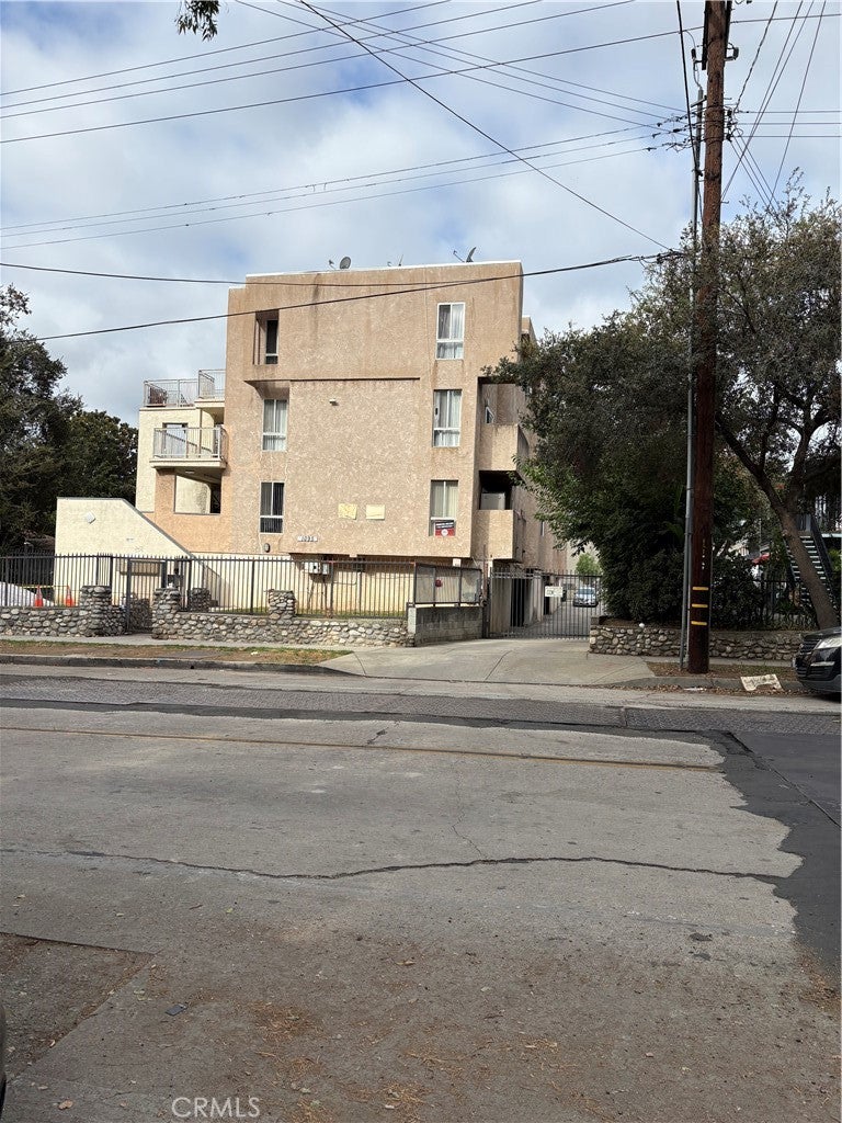 1095 N Raymond