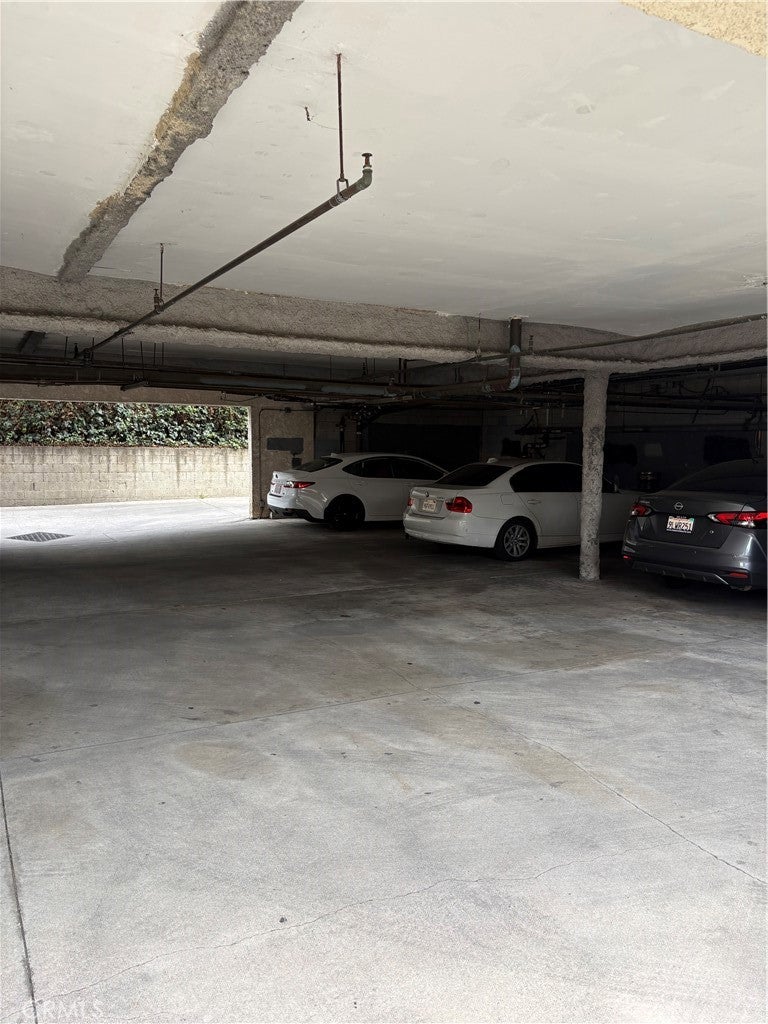 1095 N Raymond