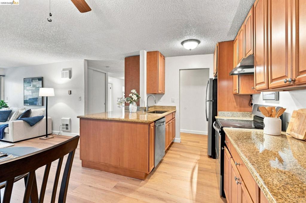 Properties 4 955 Shorepoint Court 208