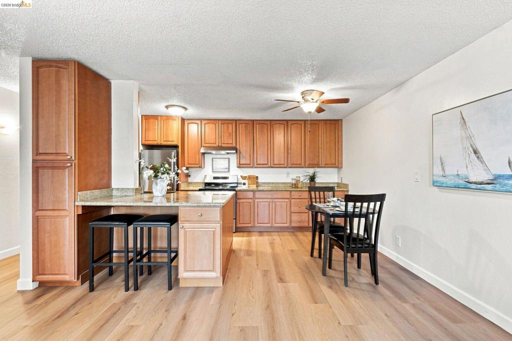 Properties 3 955 Shorepoint Court 208