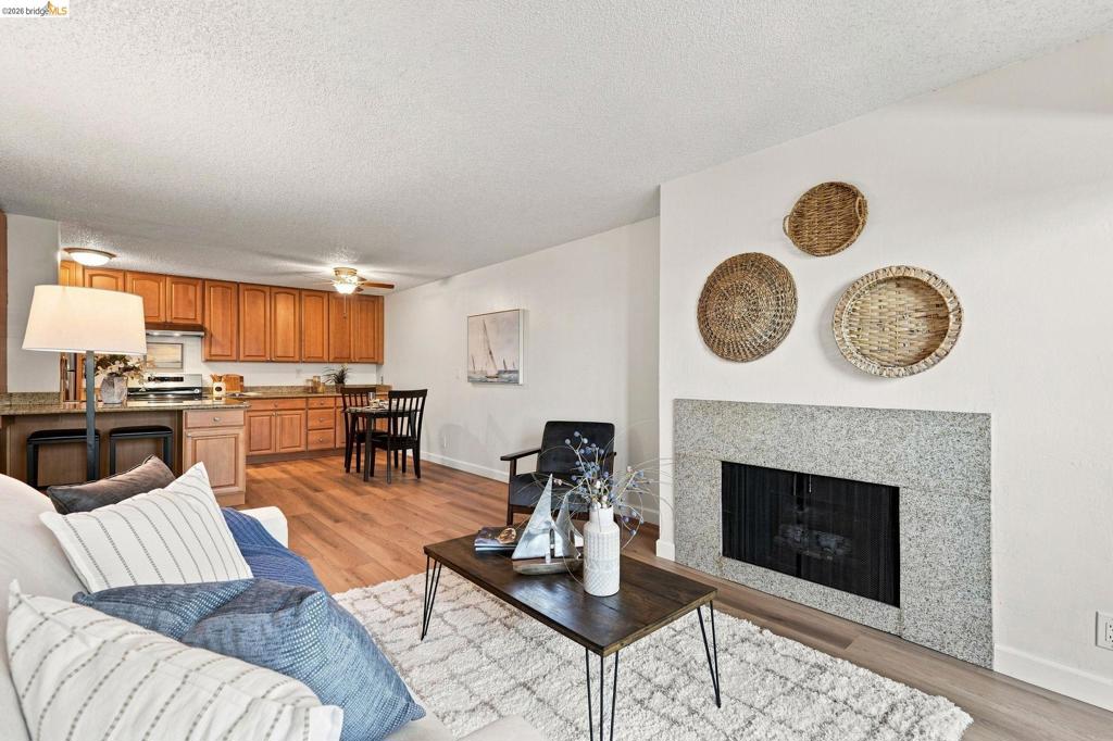 Properties 2 955 Shorepoint Court 208
