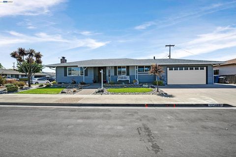 Photo of 25483 Lindenwood Way WAY, Hayward, CA 94545 (MLS # 41138959)