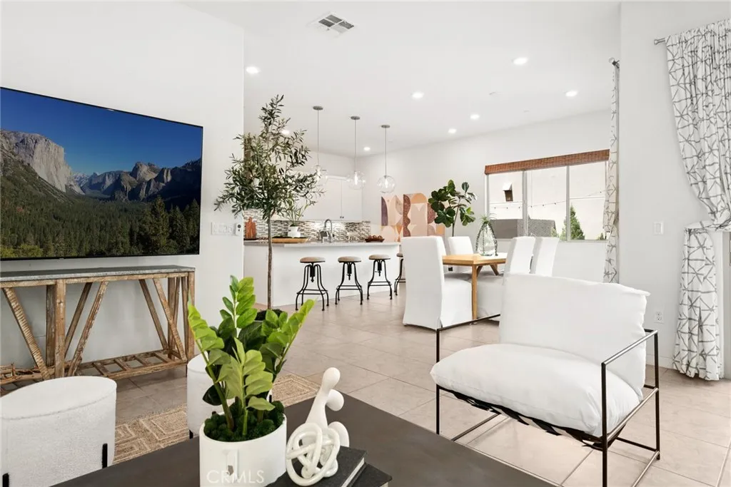 Irvine, California 92618, United States, 3 Bedrooms Bedrooms, ,3 BathroomsBathrooms,Residential,Active,196828