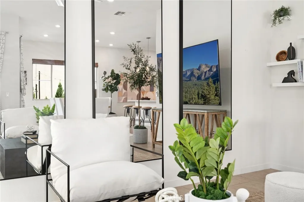 Irvine, California 92618, United States, 3 Bedrooms Bedrooms, ,3 BathroomsBathrooms,Residential,Active,196828