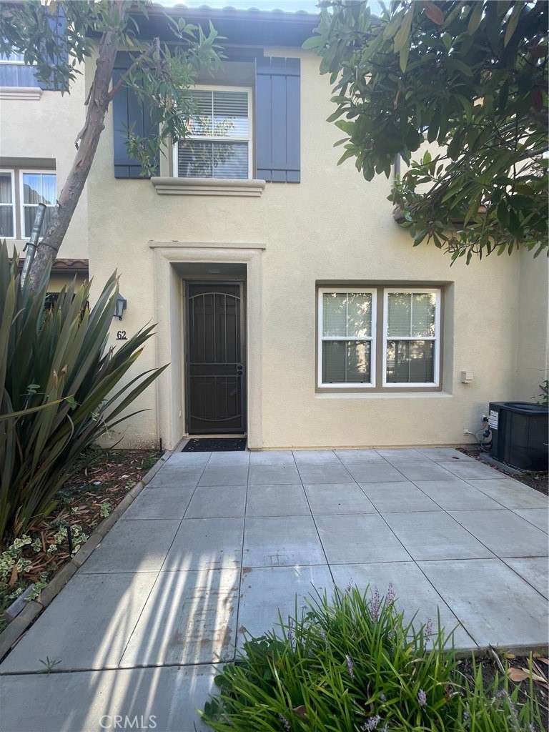 Charming 3 bedroom, 2.5 bathroom townhouse located in the desirable Alassio Community of Talega. Upgraded kitchen with granite counter tops and stainless steel appliances. Access to a variety of community amenities, including multiple pools, relaxing spas, playground, parks and scenic trails.
Close to shopping. Everything you need is within reach. This townhome offers a perfect blend of comfort, community and convenience.