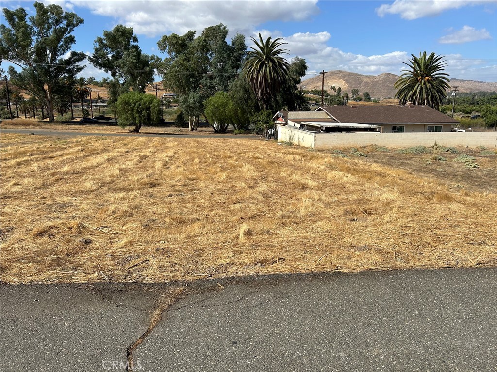 A Nice flat lot with water and sewer in the street ready to build a custom home or a manufacture home. This lot is located close to all shopping centers and the 15 fwy. Buyer and Buyers agent to verify all information with the planning Dept and the buildability.
No to many flat lots with sewer, water and power in the street at this price that is ready to be built on. Seller states that the survey has been completed.