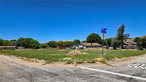 Photo of 0 Boxtree Dr & Brookwood Rd, Lake Elizabeth, CA 93532 (MLS # SR26105371)
