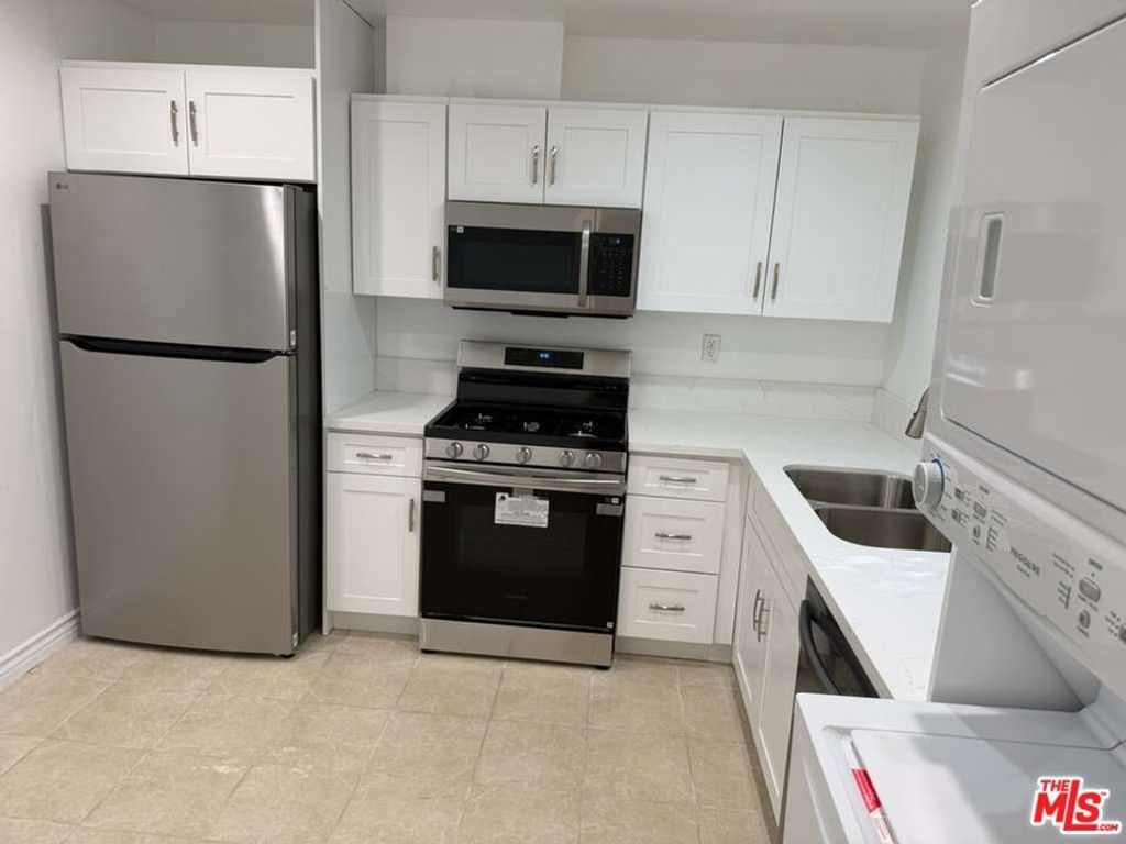 Photo of 18350 Hatteras Street #278, Tarzana, CA 91356 (MLS # 26640465)