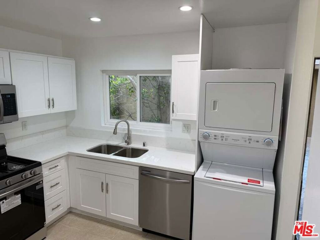 Photo of 18350 Hatteras Street #278, Tarzana, CA 91356 (MLS # 26640465)