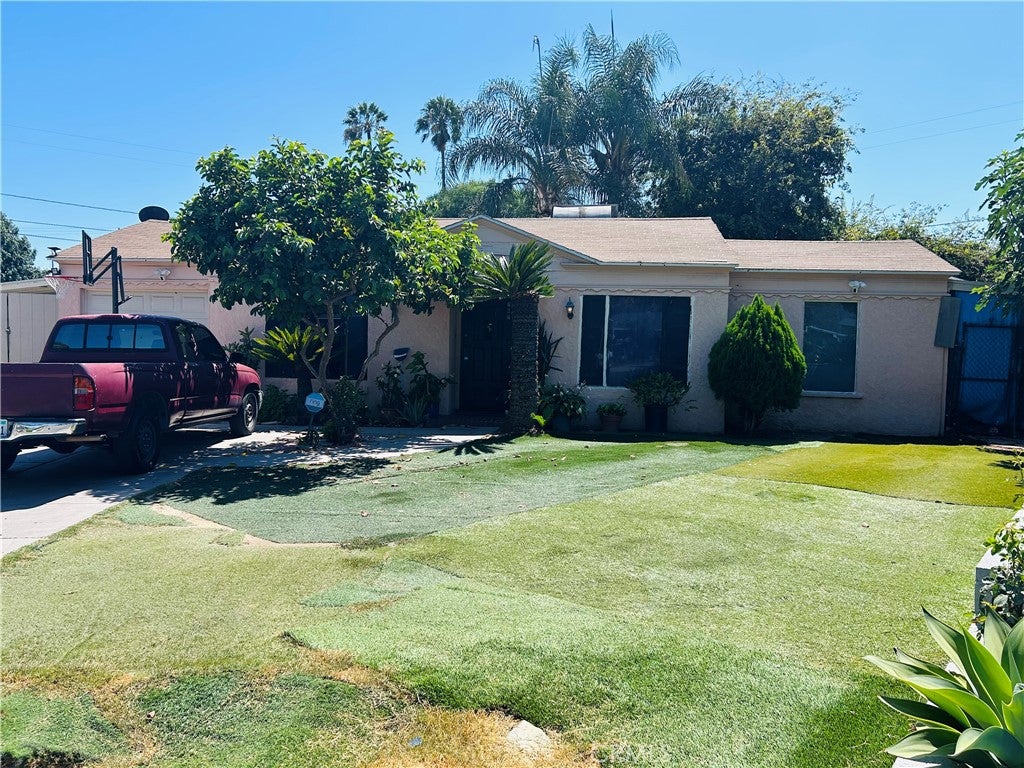 762 E El Sur Street