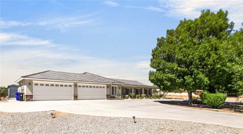 Photo of 21031 Rancherias RD, Apple Valley, CA 92307 (MLS # SB26187022)
