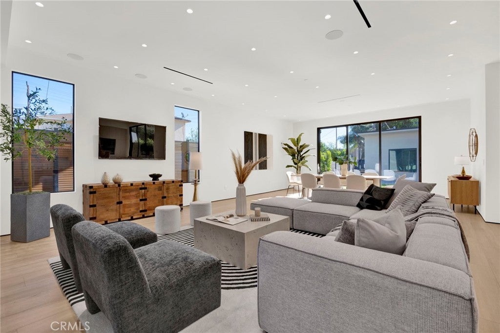 212 W Santa Anita