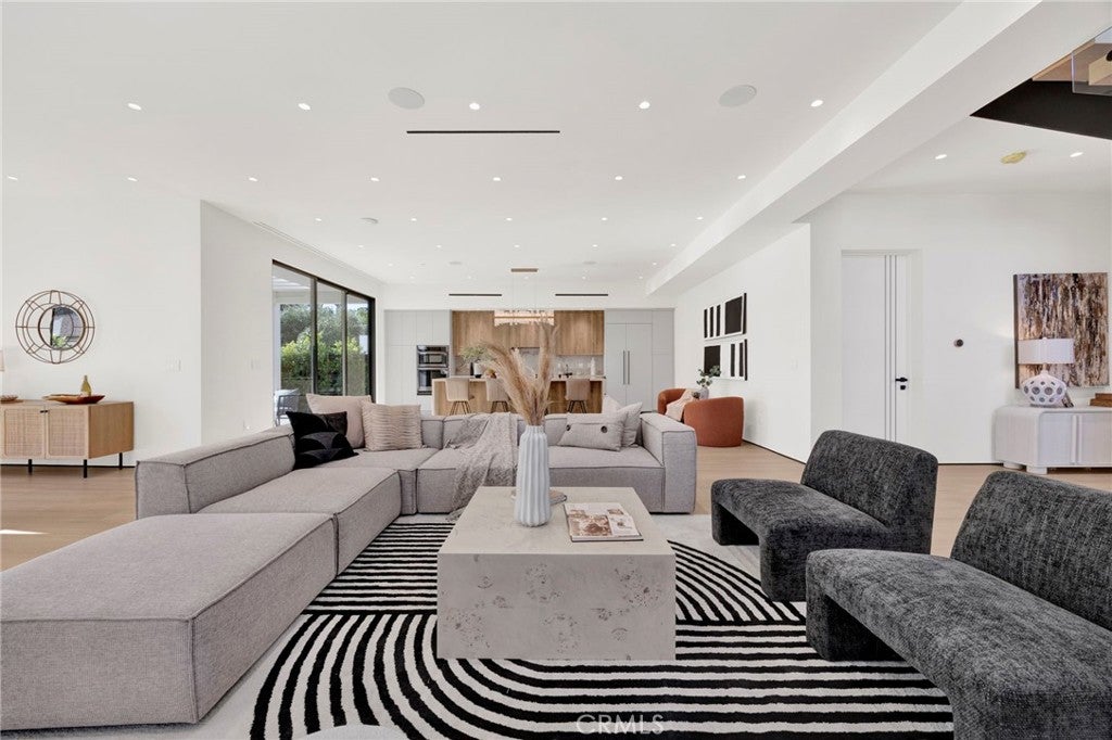 212 W Santa Anita