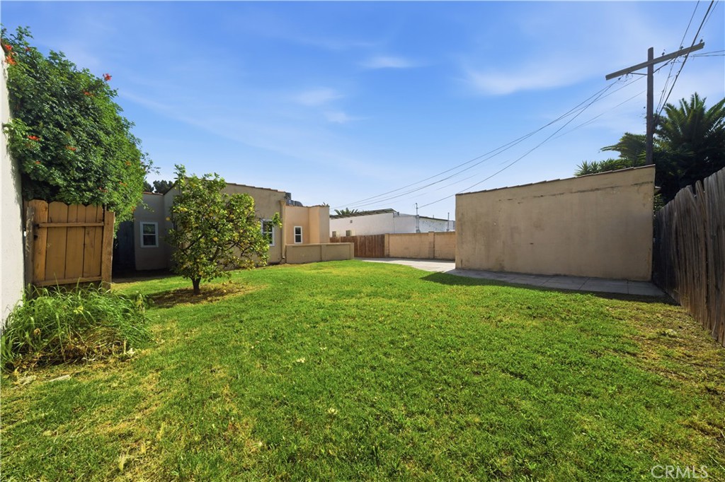 2115 S Redondo Boulevard