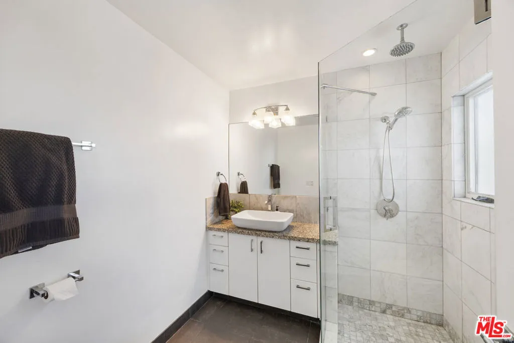 Venice, California 90291, United States, 2 Bedrooms Bedrooms, ,2 BathroomsBathrooms,Residential,Active,211683