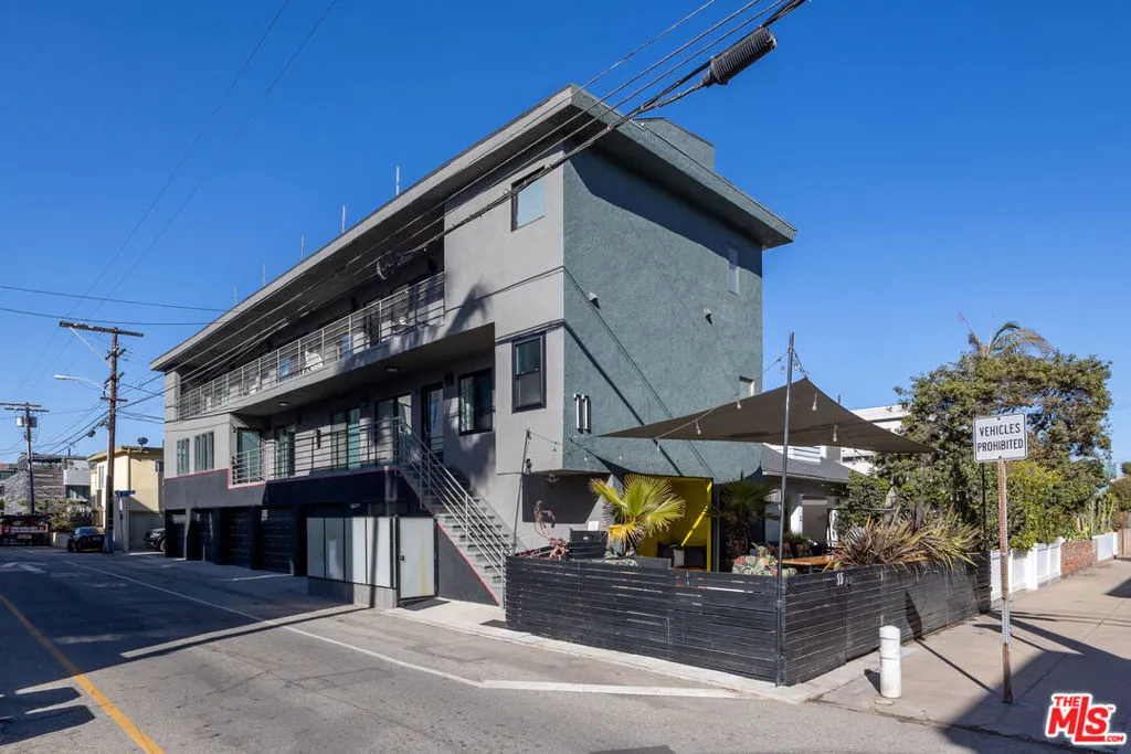 Venice, California 90291, United States, 2 Bedrooms Bedrooms, ,2 BathroomsBathrooms,Residential,Active,211683