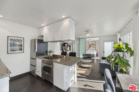 Photo of 11 24th Avenue #2, Venice, CA 90291 (MLS # 25593723) Photo of 11 24th Avenue #2, Venice, CA 90291 (MLS # 25593723)